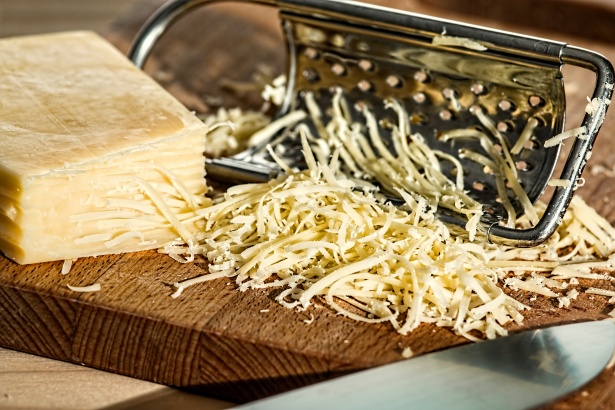 Râper son fromage soi-même vs. Acheter du fromage râpé : Quelle option est la plus économique ?
